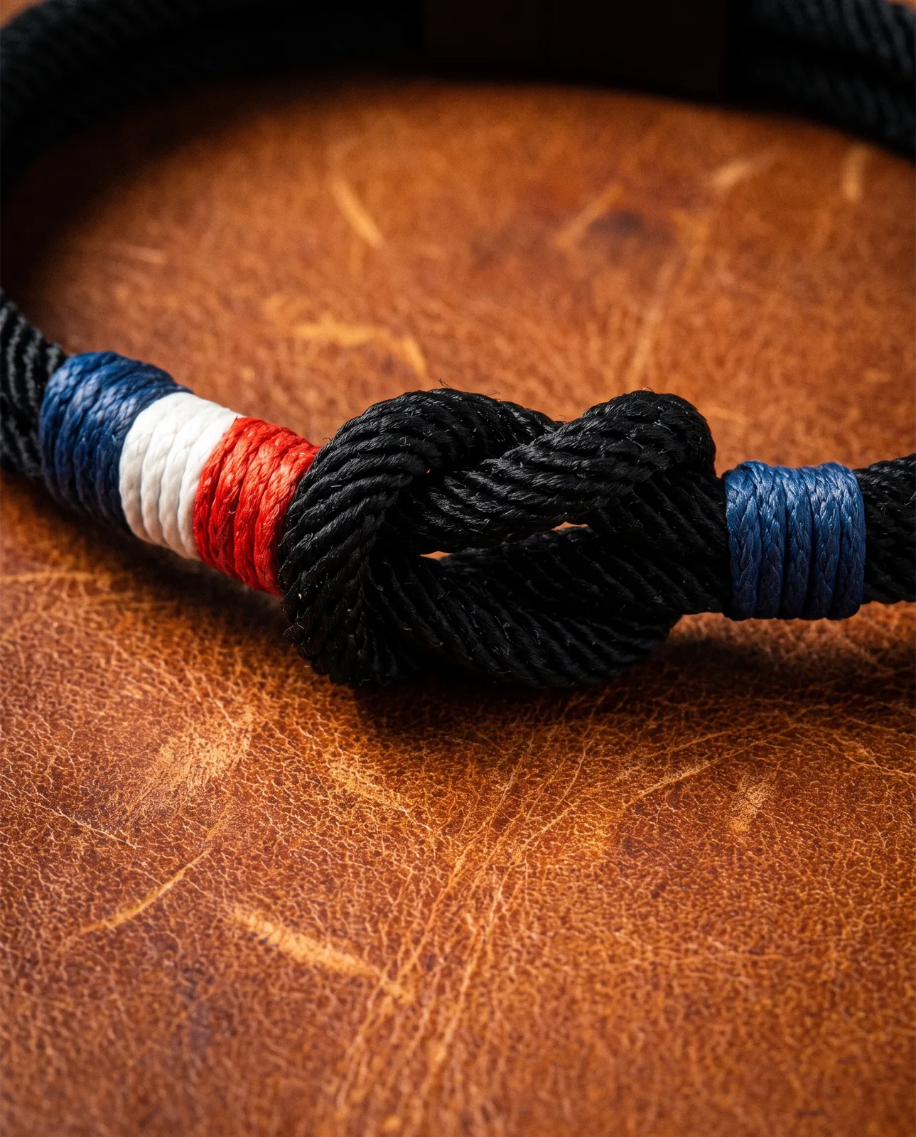 Détail macro du nœud plat marin et du whipping tricolore